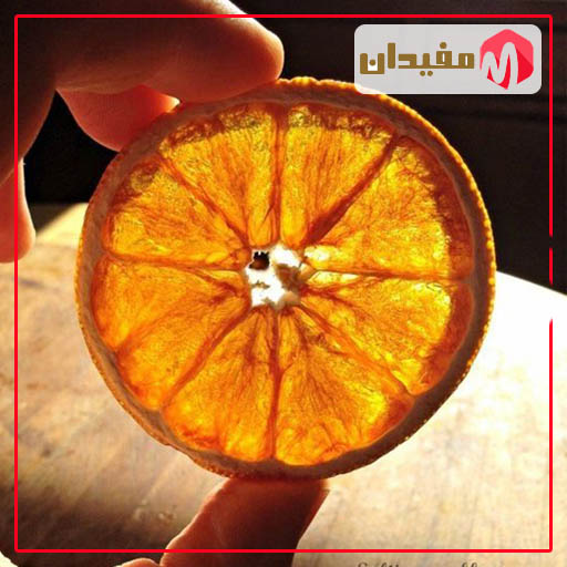 Dried-oranges-in-hand